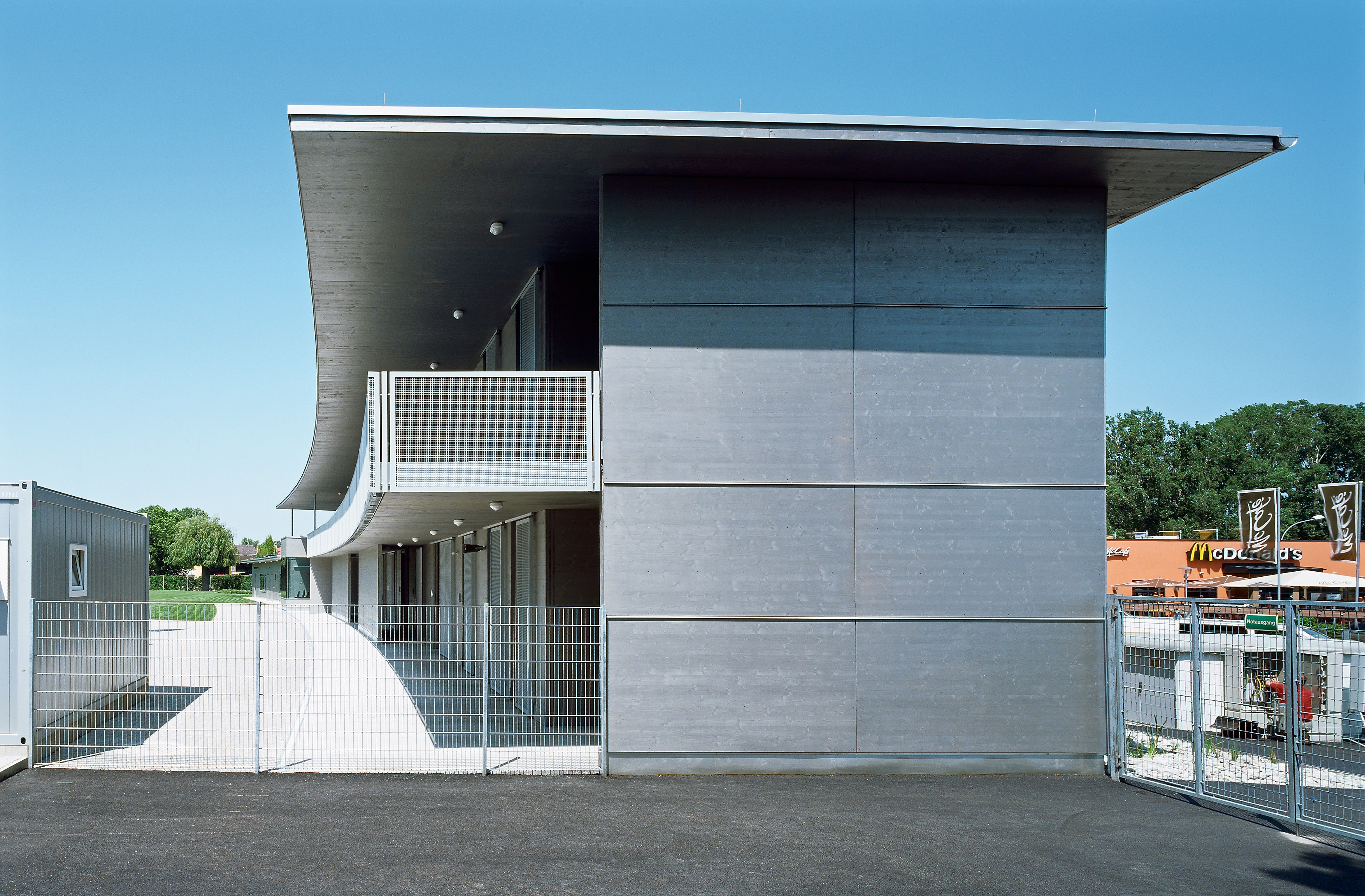 <p>© RUNSER / PRANTL architekten, Weinlandbad, 2130 Mistelbach, Niederösterreich, Österreich, 2009, Freibad, Fotograf Rupert Steiner</p>