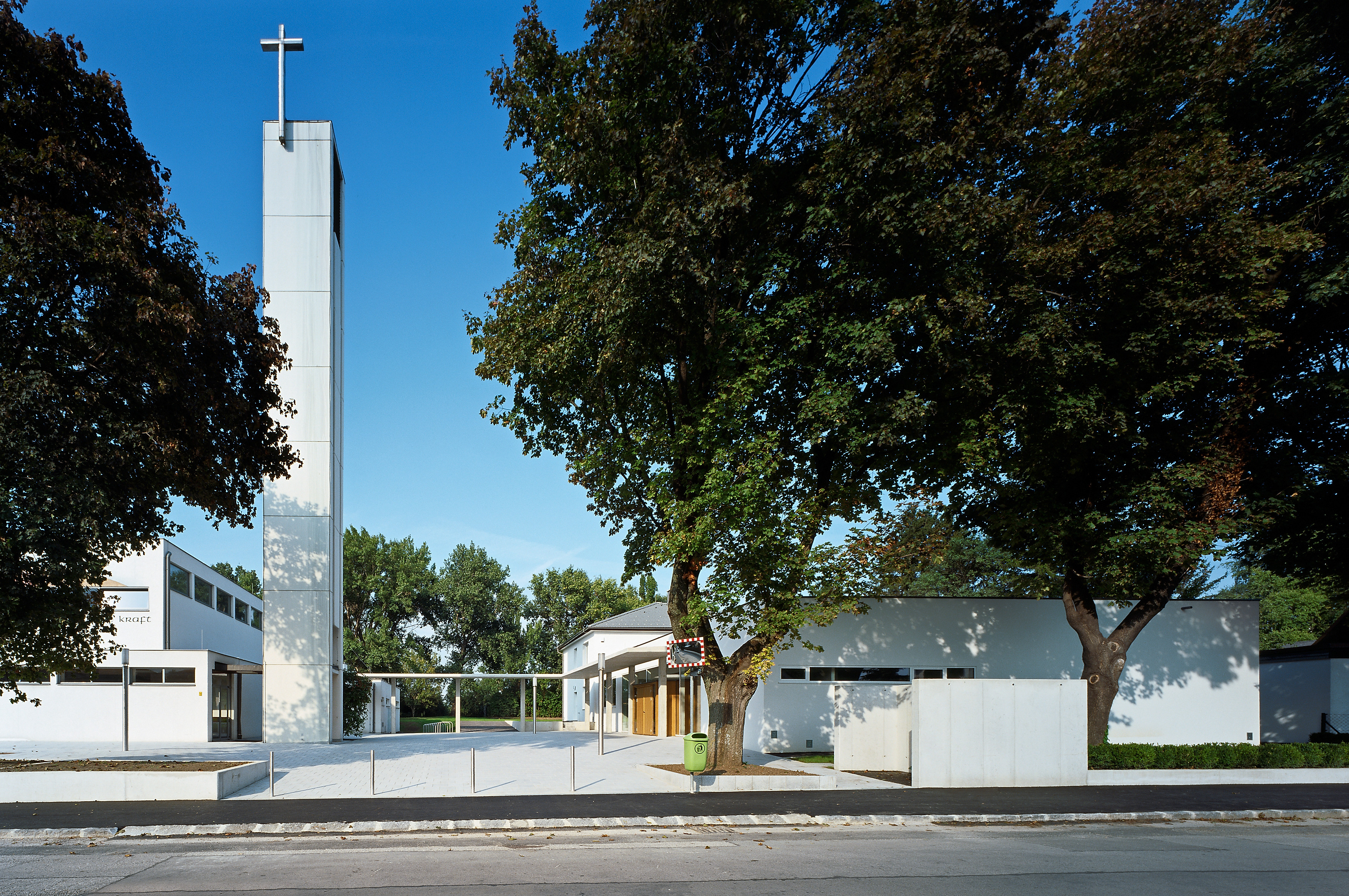 <p>© RUNSER / PRANTL architekten, Pfarrgemeindezentrum, 2353 Neu Guntramsdorf, Niederösterreich, Österreich, 2009, Platzgestaltung, Kirche, Fotograf Rupert Steiner</p>