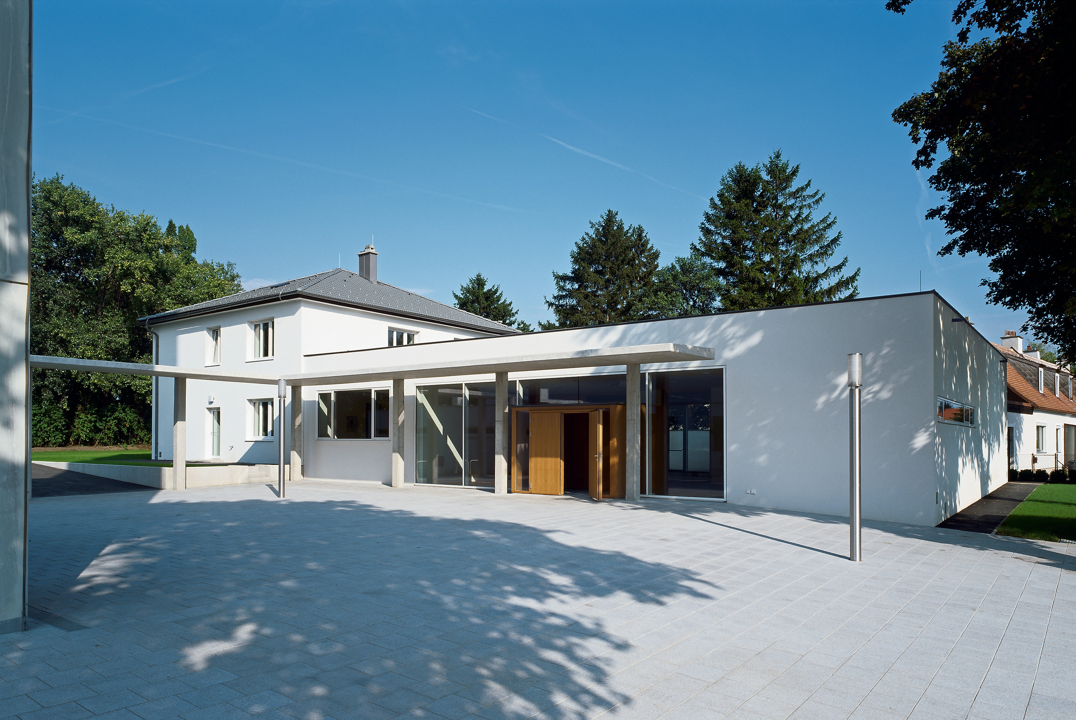 <p>© RUNSER / PRANTL architekten, Pfarrgemeindezentrum, 2353 Neu Guntramsdorf, Niederösterreich, Österreich, 2009, Platzgestaltung, Kirche, Fotograf Rupert Steiner</p>