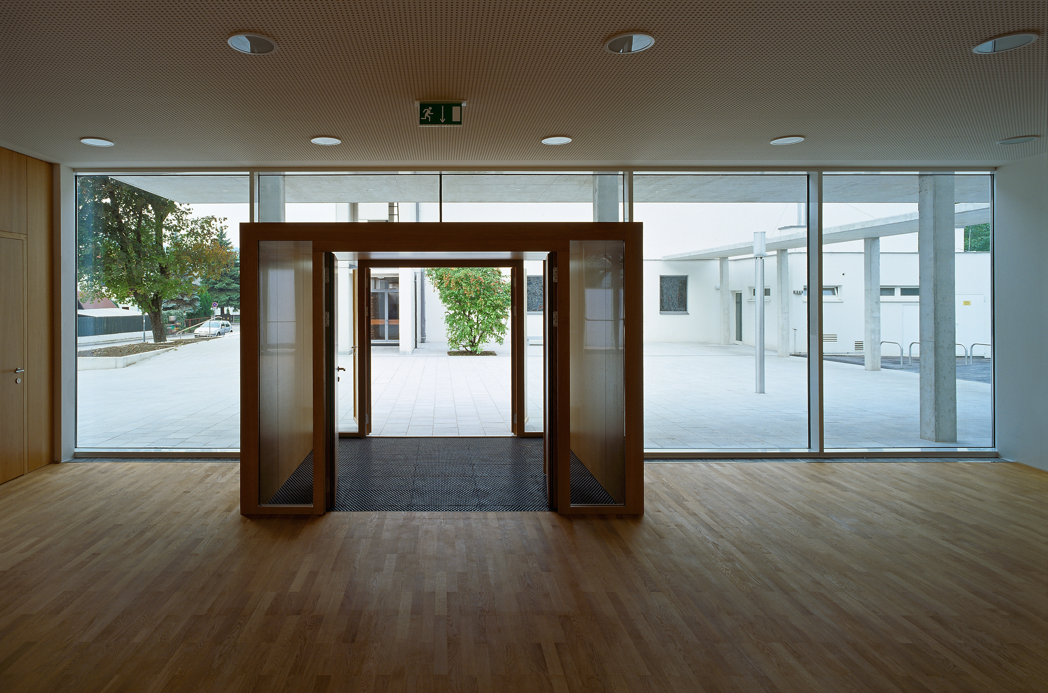 <p>© RUNSER / PRANTL architekten, Pfarrgemeindezentrum, 2353 Neu Guntramsdorf, Niederösterreich, Österreich, 2009, Platzgestaltung, Kirche, Fotograf Rupert Steiner</p>